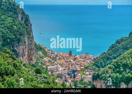 Un portrait de la belle ville côtière d'Amalfi, Italie, avec son cadre naturel spectaculaire de hautes falaises et sur la mer Méditerranée. Banque D'Images