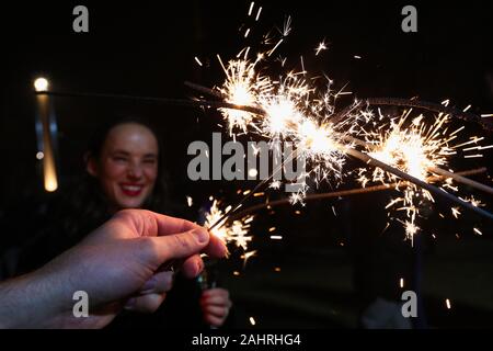 Bruxelles, Belgique. 1er janvier, 2020. Les gens jouent avec des pétards pour célébrer le Nouvel An à Bruxelles, Belgique, le 1er janvier 2020. Credit : Zheng Huansong/Xinhua/Alamy Live News Banque D'Images