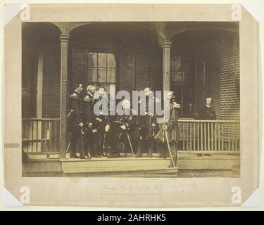 Mathew Brady. Le général Scott, général en chef de l'armée américaine et le personnel. 1861. United States. L'albumine, un entrepreneur autant qu'un photographe, Mathew Brady a été célébré comme un grand portraitiste des chiffres nationaux de Daniel Webster à Abraham Lincoln. Lorsque la guerre civile éclate en 1861, il a dirigé un groupe de photographes sur les camps, les officiers, et suites (les batailles elles-mêmes ont été impossible de saisir avec la technologie de l'appareil existant) ; il a publié ces comme une série intitulée Brady's Incidents de la guerre. Ici représenté Brady entourant les Officiers Lieutenant Général Wi Banque D'Images