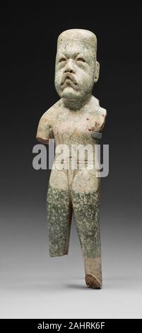 Olmèque. L'article du prince. 800-400 av. J.-C.-B. Le Mexique. Cornéenne vert cinabre et des basses terres de la côte du golfe du Mexique de Veracruz et Tabasco entre 900 et 400 avant J.-C., les dirigeants Olmèques bâti des villes avec des pyramides en terre de cérémonie, les plates-formes, et ses places. Sculptures monumentales représentent des règles et des thèmes mythologiques, tandis que les petites figurines et les travaux connexes de commémorer les événements importants. Cette figurine a été trouvé près de la rivière Coatzacoalcos durant les années 1960. Il est sculpté dans le style des figurines issues d'un rituel à l'offre de capital important La Venta. Ces mai ont marqué un rite de passage, lorsque les jeunes hommes étaient i Banque D'Images
