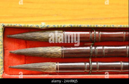 Variété calligraphie chinoise dans la case Taille sur table en bois Banque D'Images
