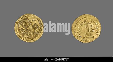 Byzantin. (Coin) Solidus représentant Héraclius et son fils Héraclius Constantin. 613-616 AD AD. L'Empire byzantin. Portraits d'or de gens importants apparaissent sur la monnaie locale dans le monde entier. Il en va de même dans la Rome antique, qui a commencé à produire sa première monnaie à la fin du 4 siècle avant J.-C.. Les pièces représentées au début les chefs de dieux et déesses à l'avant, souvent de profil, alors que l'arrière des animaux représentés, les ressources naturelles, les symboles et les références aux événements historiques. Il n'a pas été jusqu'à 44 AV que le portrait d'une personne vivante-Jules César-apparu sur pièces. Par la suite, le profil Banque D'Images