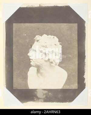 William Henry Fox Talbot. Buste de Patrocle. 1843. L'Angleterre. Comme beaucoup d'impression sur papier salé instruits et riches de l'époque victorienne, Talbot possèdent une solide formation dans les classiques. Ce plâtre de Patrocle, le loyal défenseur de l'Achilles-fait à partir d'un original en marbre au British Museum, a été un sujet de prédilection pour Talbot. En plus de bien vouloir rester immobile pendant de longues expositions, la sculpture a également offert une large modulations de lumière et d'ombre que la relativement insensible du matériel d'impression papier pourrait bien capture dans l'appareil photo. Entre 1839 et 1843, Talbot a fait au moins 47 images séparées o Banque D'Images