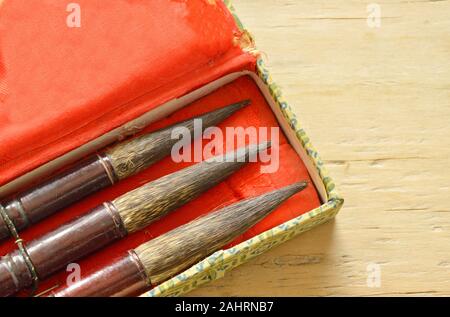 Variété calligraphie chinoise dans la case Taille sur table en bois Banque D'Images