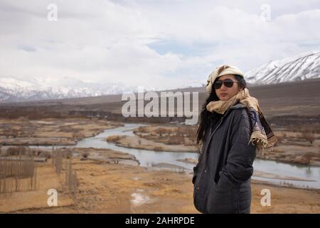 Voyageurs femme thaïlandaise travel visiter et qui pose pour prendre une photo avec le paysage de montagne haut de gamme sur Srinagar Leh Ladakh Leh Ladakh à l'autoroute dans village Banque D'Images