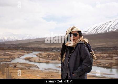 Voyageurs femme thaïlandaise travel visiter et qui pose pour prendre une photo avec le paysage de montagne haut de gamme sur Srinagar Leh Ladakh Leh Ladakh à l'autoroute dans village Banque D'Images