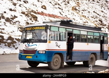 JAMMU Cachemire, l'INDE - 20 mars : bus driver indiens envoyer et recevoir des passagers à Gurudwara Sahib Pathar sur la route de Srinagar à Leh La Banque D'Images