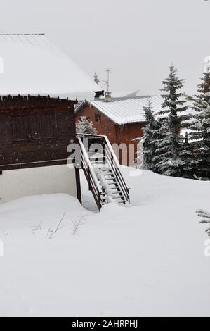 Promenade dans la station de Montgenèvre pris par le froid, la neige et le gel. France Banque D'Images