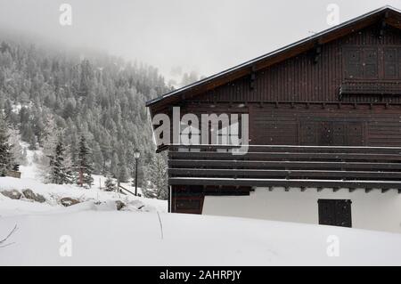 Promenade dans la station de Montgenèvre pris par le froid, la neige et le gel. France Banque D'Images