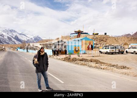 JAMMU Cachemire, l'INDE - 20 mars : voyageurs femme thaïlandaise travel visiter et qui pose pour prendre une photo à Gurudwara Sahib Pathar sur la route de Srinagar à Leh Cont Banque D'Images