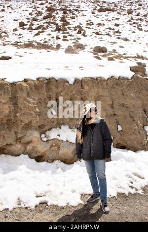 Voyageurs femme thaïlandaise travel visiter et qui pose pour prendre une photo avec le paysage de montagne haut de gamme sur Srinagar Leh Ladakh Leh Ladakh à l'autoroute dans village Banque D'Images