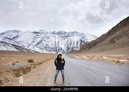 Voyageurs femme thaïlandaise travel visiter et qui pose pour prendre une photo avec le paysage de montagne haut de gamme sur Srinagar Leh Ladakh Leh Ladakh à l'autoroute dans village Banque D'Images