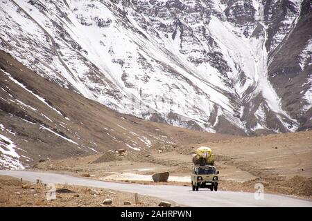 JAMMU Cachemire, l'INDE - 20 mars : indien ou la conduite pilote tibétain van sur Manali Leh et Srinagar Leh Highway journey rendez-village à Leh Lada Banque D'Images