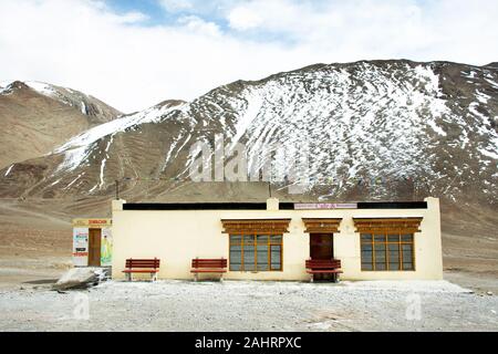 JAMMU Cachemire, l'INDE - 20 mars : Indian et tibétains vente ou acheter des aliments dans les cafés et restaurant sur Srinagar Leh Ladakh Leh highway à Lada Banque D'Images