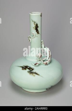 Vase avec Long-Necked encerclant Dragon. 1736-1795. La Chine. Celadon-porcelaine émaillée mouchetée de brun rouge et de fer sous glaçure Banque D'Images