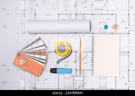 Les plans de construction avec casque et outils de dessin sur les bleus Banque D'Images