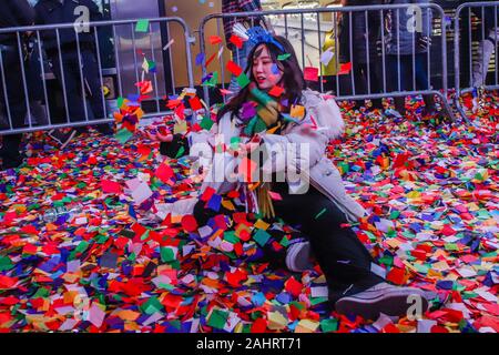 New York, NEW YORK, États-Unis. 1er janvier, 2020. Le public suit l'arrivée de l'année 2020 au cours de la soirée à Times Square, New York. Credit : Vanessa Carvalho/ZUMA/Alamy Fil Live News Banque D'Images