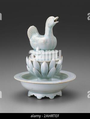 Brûleur d'encens sous la forme d'un canard. 1100-1200. La Chine. Qingbai ware ; porcelaine avec décor sculpté et moulé sous glaçure dans sa fine élégance, ce brûleur en reflète la sensibilité raffinée de la Chine de la dynastie Song's élite culturelle-membres de la cour impériale ainsi que de nouveaux riches et de bon niveau de formation, de marchands et de fonctionnaires du gouvernement. Le bassin de ce brûleur d'encens, élevée sur un pied lobée, contient une artichokelike lotus qui s'ouvre en deux niveaux de petite et pointue des pétales et prend en charge une sauvagine délicatement sculptés. La fumée parfumée aurait flottait doucement de la bi Banque D'Images