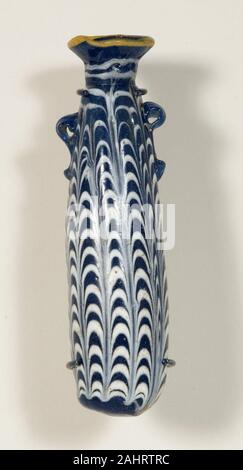 L'Est de la Méditerranée antique. Alabastron (récipient pour l'huile parfumée). 550-250 av. J.-C.-B. Région de la Méditerranée orientale. Le verre, le core-formé aux rebords de la technique de ces alabastra fonctionné comme des applicateurs à répandre l'épaisseur, à l'huile parfumée sur la peau. Les bâtiments eux-mêmes tenir confortablement dans la main de l'utilisateur. Banque D'Images