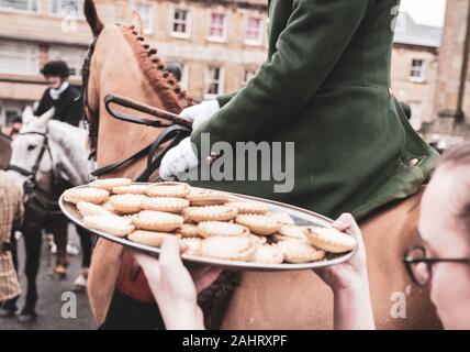 Petits pâtés d'être offert à l'un des coureurs au début de la chasse annuelle Heathrop Boxing Day réunion à Chipping Norton place de la ville. Banque D'Images