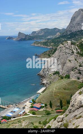 De pittoresques Sudak côte, du haut de la forteresse génoise vers Novy Svet (Nouveau Monde) commune localisation en Crimée, la Russie. Banque D'Images