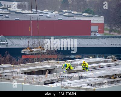 Builders avec grue à étages de construction maison. Hiver ou automne fond. Les travailleurs des constructeurs avec grue sur un appartement maison. Sous ciel bleu du concept d'entreprise. Banque D'Images