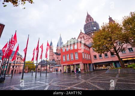 Mainz, Allemagne - Octobre 2019:vue de la cathédrale Saint-Martin de Mayence à la place du marché, Mainz City, de l'Allemagne. Banque D'Images