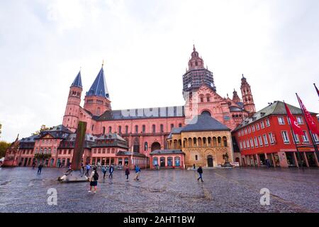 Mainz, Allemagne - Octobre 2019:vue de la cathédrale Saint-Martin de Mayence à la place du marché, Mainz City, de l'Allemagne. Banque D'Images