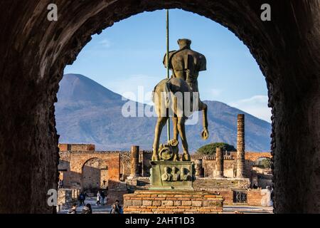 Statue centaure dans le Forum, Pompéi, Mt Vésuve, Italie Banque D'Images