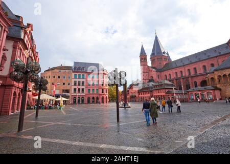 Mainz, Allemagne - Octobre 2019:vue de la cathédrale Saint-Martin de Mayence à la place du marché, Mainz City, de l'Allemagne. Banque D'Images