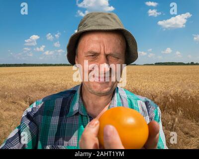Outdoor portrait of Caucasian farmer standing supérieur contre champ de blé à l'été Banque D'Images