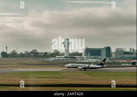 Boeing 737 de Ryanair prend son envol sous l'œil attentif de la tour de contrôle de la circulation aérienne à l'aéroport de Birmingham, West Midlands, Royaume-Uni, avec copie espace. Banque D'Images