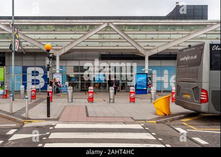 L'extérieur de l'aéroport de Birmingham, Marston Green, Birmingham, West Midlands, Royaume-Uni. Banque D'Images