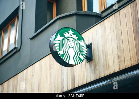 La Turquie, Istanbul, 29 décembre 2019 Café Starbucks panneau à l'entrée Banque D'Images