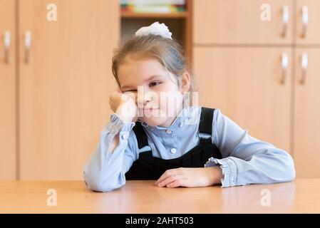 Petite fille dans une robe d'été, passe à côté de son bureau. Pour n'importe quel but. Banque D'Images