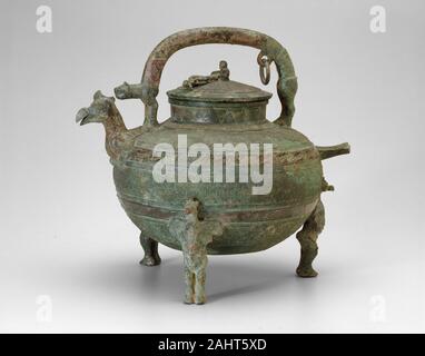 Aiguière de l'eau (il). 399-300 av. J.-C.-B. La Chine. Bronze avec incrustation de cuivre alors que ce type d'eau ewer est trouvé avec le vin des navires dans des tombes de la période Shang, il apparaît généralement avec un bassin d'eau peu profonde (pan) dans Zhou tombes. Ce changement de contexte funéraire suggère un changement de fonction, à partir d'un navire utilisé pour diluer le vin à l'un utilisé pour verser ses ablutions. Dans cette imagination, par exemple, en fonte finement diverses créatures assumer différentes parties (les hommes-oiseaux ou des hommes avec des coiffures birdlike) forme les jambes ; la tête agit comme le bec ; et sur le couvercle, un petit singe saisit une chaîne liée à un félin anim Banque D'Images