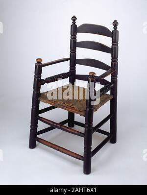 Artiste inconnu. Fauteuil. 1670-1700. New York. L'érable et le frêne cette chaise est l'un parmi un petit groupe de tournée chaises avec becs de dos qui ont été produits dans la région de New York à la fin du 17ème siècle. Le président a été réalisé par un artisan connu sous le nom de Turner, dont les principaux outils ont été un tour et d'un jeu de gouges. Un bloc de bois a été mis dans la tour, qui a été actionné manuellement par un apprenti à l'aide d'une manivelle ou d'une pompe à pied. Gouges, ou droits, avec des bords nets dans différentes largeurs ont été utilisés pour former le dessin sur le bois. Banque D'Images