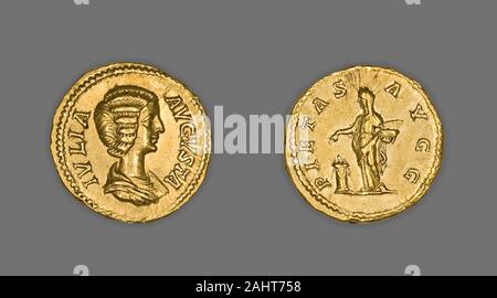 Ancienne cité romaine. Aureus (Coin) représentant l'Impératrice Julia Domna. AD 196-211 AD. Rome. Avers d'or Buste de Julia Domna à droite, drapedReverse la pietas est à gauche, la main droite plus éclairé et tout enguirlandés autel, les berceaux de l'encens fort dans armJulia gauche Domna était l'épouse de l'empereur Septime Sévère et la mère de Caracalla et Geta. Cette pièce a été délivré au cours de l'articulation règne de Severus et son fils aîné. Comme l'auto-portrait assuré sur la pièce l'indique, Julia's influence a été ouvertement reconnu par ses contemporains. Droits de propriété intellectuelle, ambitieux, et de l'acier, à la volonté de la République-née Julia était appelé le philosophe Banque D'Images