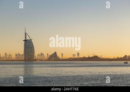 Célèbre Dubaï Burj Al Arab Jumeirah Beach Hotel et au lever du soleil. Hôtel de luxe 7 étoiles. Banque D'Images