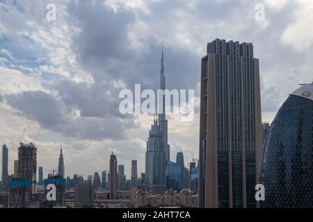 Burj Khalifa et le Dubai skyline avec ciel nuageux dans l'arrière-plan. La formation de nuages rares sur ciel eau Banque D'Images