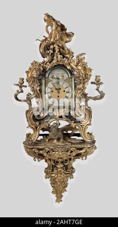 Jean Pierre Latz (ébéniste). Horloge murale. 1735-1740. La France. Chêne, écaille, kingwood, laiton, bronze doré, verre et un exubérant et somptueux exemple du style rococo français, cette horloge murale sculpturale incarne l'époque extravagante de Louis XV (r. 1715-74). Décoré d'or moulu (bronze doré) tourbillons et de festons de fleurs, l'horloge exige la collaboration de nombreux artisans spécialisés. Son cas, candélabres, et supports muraux ont été créés par l'éminent Jean-Pierre LATZ, qui a été nommé ébéniste (fabricant de meubles) au roi en 1741. Le mouvement de huit jours a été fabriqué je Banque D'Images