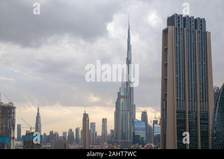 Burj Khalifa et le Dubai skyline avec ciel nuageux dans l'arrière-plan. La formation de nuages rares sur ciel eau Banque D'Images