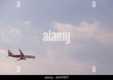 La compagnie aérienne Air India Express Boeing 737 près de l'Aéroport International de Dubaï à l'atterrissage Banque D'Images