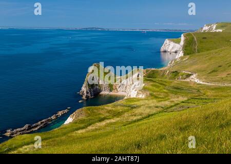 À l'ouest le long de la South West Coast Path de Durdle Door & Swyre passé bat la tête vers Weymouth Dorset sur la côte jurassique du patrimoine canadien, England, UK Banque D'Images