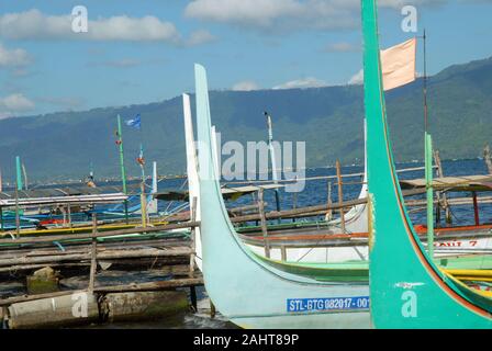 Bateaux traditionnels Bangka ancrés sur la rive du lac Taal sur l'île volcan Taal, Talisay, province de Batangas, Philippines. Banque D'Images