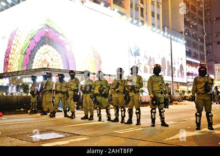Hong Kong, Chine. 31 Dec, 2019. Des milliers de manifestants anti-gouvernementaux de prendre la rue et de protestation dans plusieurs centres commerciaux sur le jour de l'an. La Police de Hong Kong sont prêts. Gonzales : Crédit Photo/Alamy Live News Banque D'Images