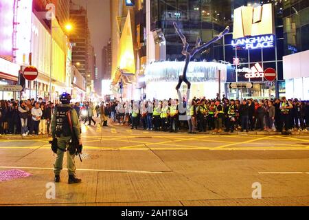 Hong Kong, Chine. 31 Dec, 2019. Des milliers de manifestants anti-gouvernementaux de prendre la rue et de protestation dans plusieurs centres commerciaux sur le jour de l'an. La Police de Hong Kong sont prêts. Gonzales : Crédit Photo/Alamy Live News Banque D'Images