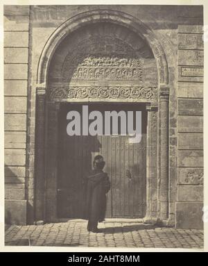 Bisson Frères. Le portail de Saint Ursinus à Bourges, rue du Vieux Poirier. 1854. La France. L'albumine dans les premières années de la photographie, études de paysages, vues d'architecture, et l'art du portrait de studio ont été l'objectif principal de ce nouveau média. Une photo comme le portail de Saint Ursinus à Bourges de 1863 par les Frères Bisson Bisson (Frères) révèle un large intérêt de la part des Français à l'époque dans leur passé et dans la préservation des monuments historiques. À l'aide de caméras grand format et les négatifs sur plaque de verre, les Bissons capturé leurs sujets d'architecture avec e Banque D'Images