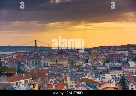 Vue panoramique de Lisbonne. Des murs colorés des bâtiments de Lisbonne, avec des toits d'orange et le pont du 25 avril à l'arrière-plan, au coucher du soleil. Billet d Banque D'Images