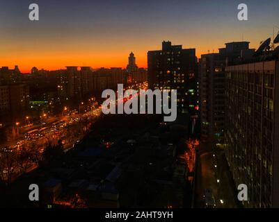(200101) -- BEIJING, 1 janvier 2020 (Xinhua) -- Mobile photo montre une vue de la nuit près de Xuanwumen District Xicheng de Pékin, capitale de la Chine, le 11 décembre 2019. (Xinhua/Zhang Yuwei) Banque D'Images